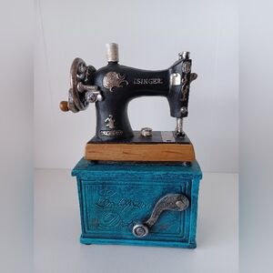 Vintage Small Singer Sewing Machine Collectible Piggy Bank/Coin Bank Decor Piece